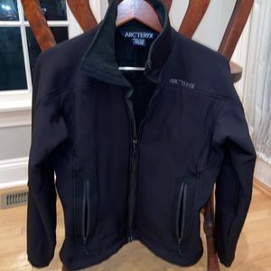 Arcteryx woman’s black jacket. Front middle zipper. 2 pockets with zippers.